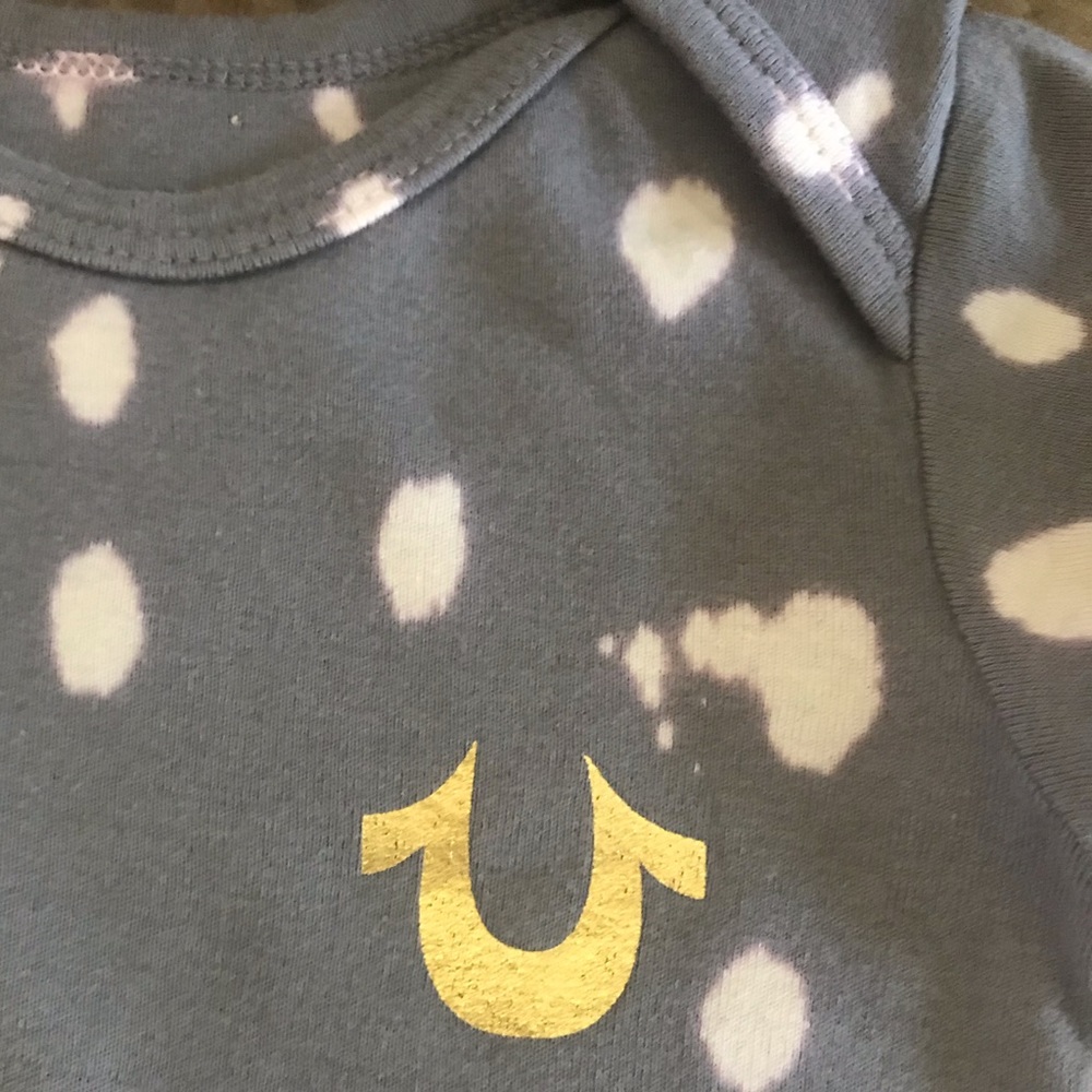 8️⃣ True Religion long sleeve onesie 12/18 mos. - Picture 4 of 6